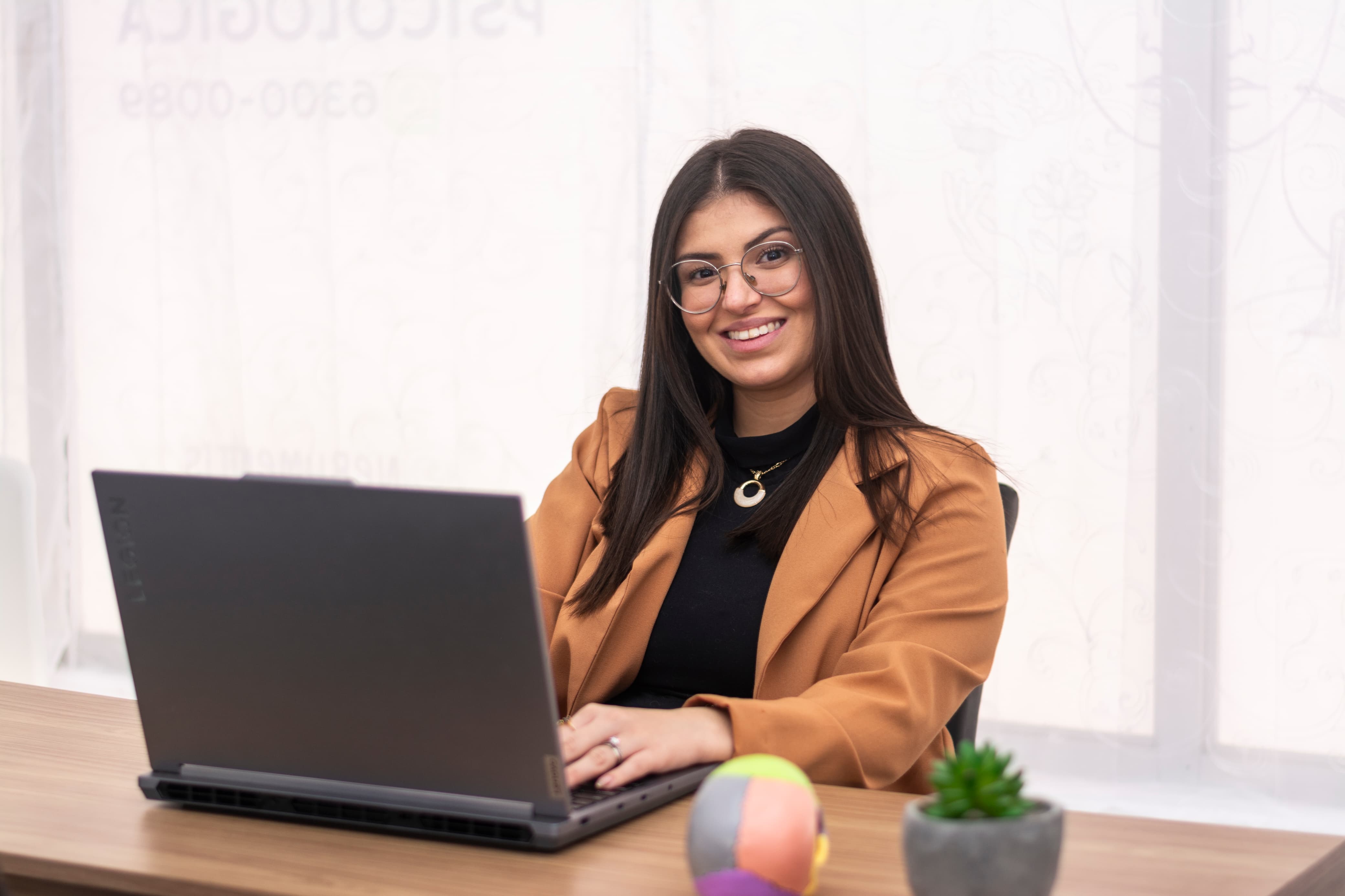 Marianella Alpízar, psicóloga colegiada (CPPCR), en su consultorio.